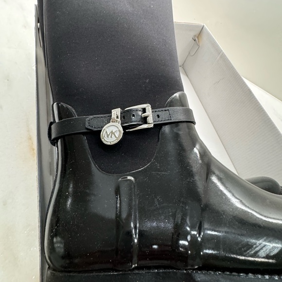 Micheal kors rain boots black rubber with mk locket on side of boots - Picture 2 of 7